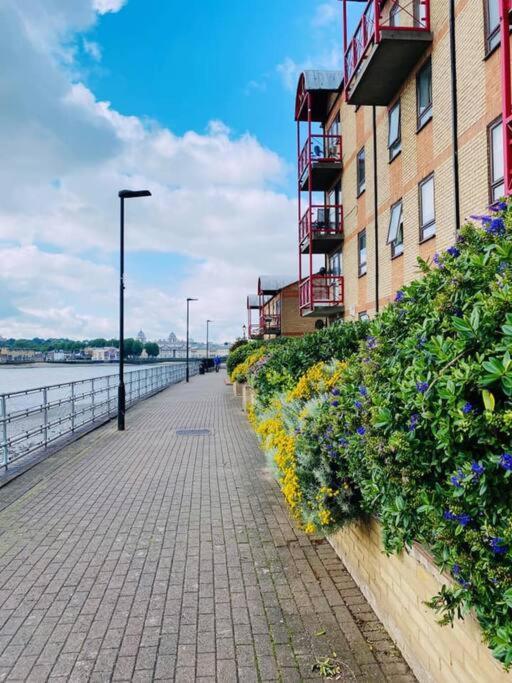 Bright &Spacious One Bedroom Flat Off Canary Wharf London Exterior foto