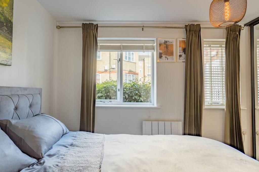 Bright &Spacious One Bedroom Flat Off Canary Wharf London Exterior foto