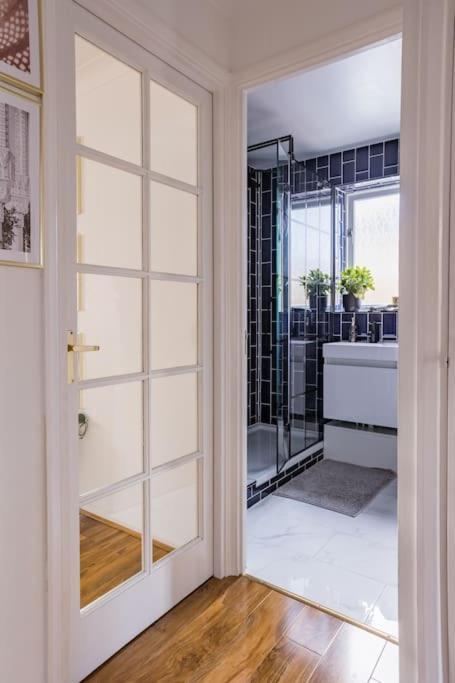 Bright &Spacious One Bedroom Flat Off Canary Wharf London Exterior foto